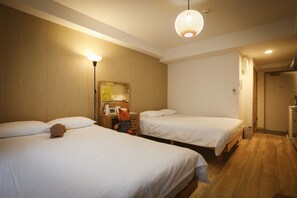 Memory foam beds, desk, laptop workspace, blackout drapes - DL SHINSAIBASHI (Osaka)