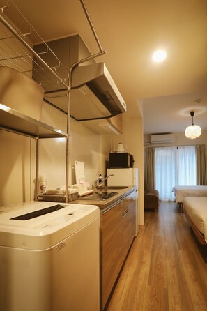 Mini-fridge, microwave, stovetop, cookware/dishes/utensils - DL SHINSAIBASHI (Osaka)