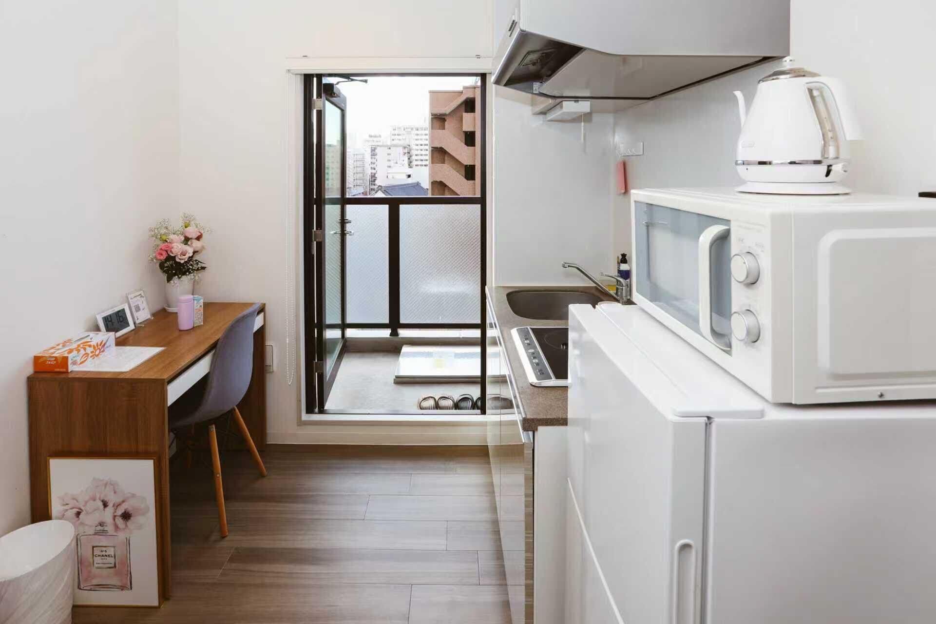 Camas con efecto memoria, escritorio y espacio para trabajar con laptop 