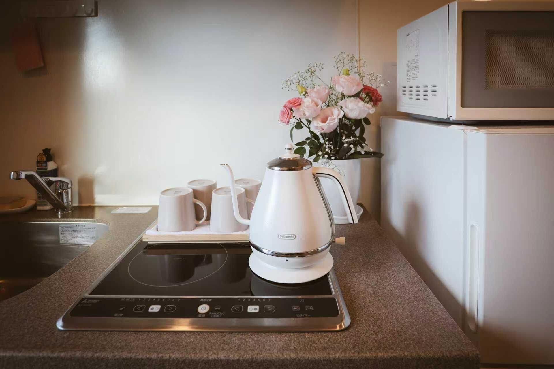 Frigobar, microondas, parrilla de estufa y utensilios de cocina 