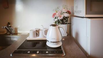 Frigobar, microondas, parrilla de estufa y utensilios de cocina