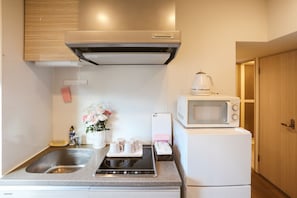 Frigobar, microondas, placa de cocina, utensilios de cocina