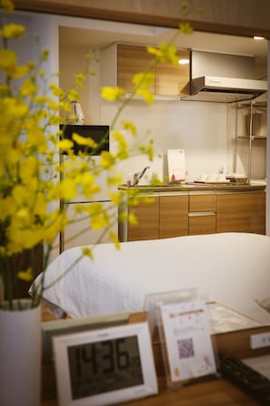 Frigobar, microondas, placa de cocina, utensilios de cocina