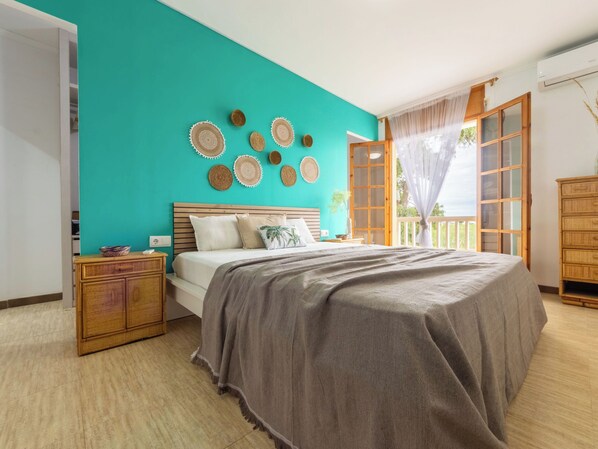 4 bedrooms, desk, internet