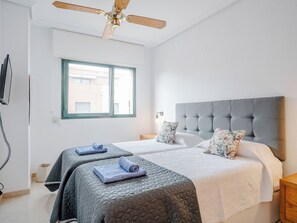 2 slaapkamers, een bureau, internet