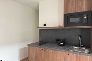 Fridge, microwave, stovetop, coffee/tea maker