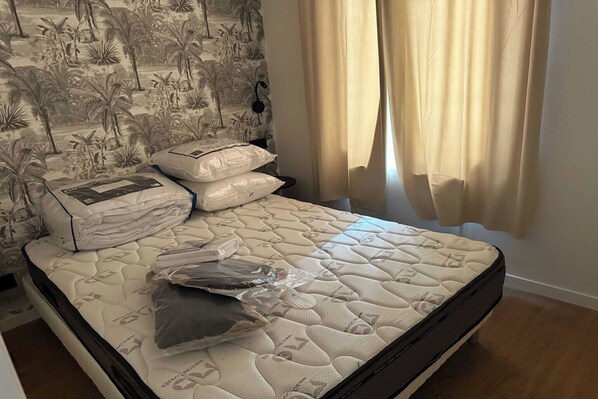 2 bedrooms, iron/ironing board, internet, bed sheets