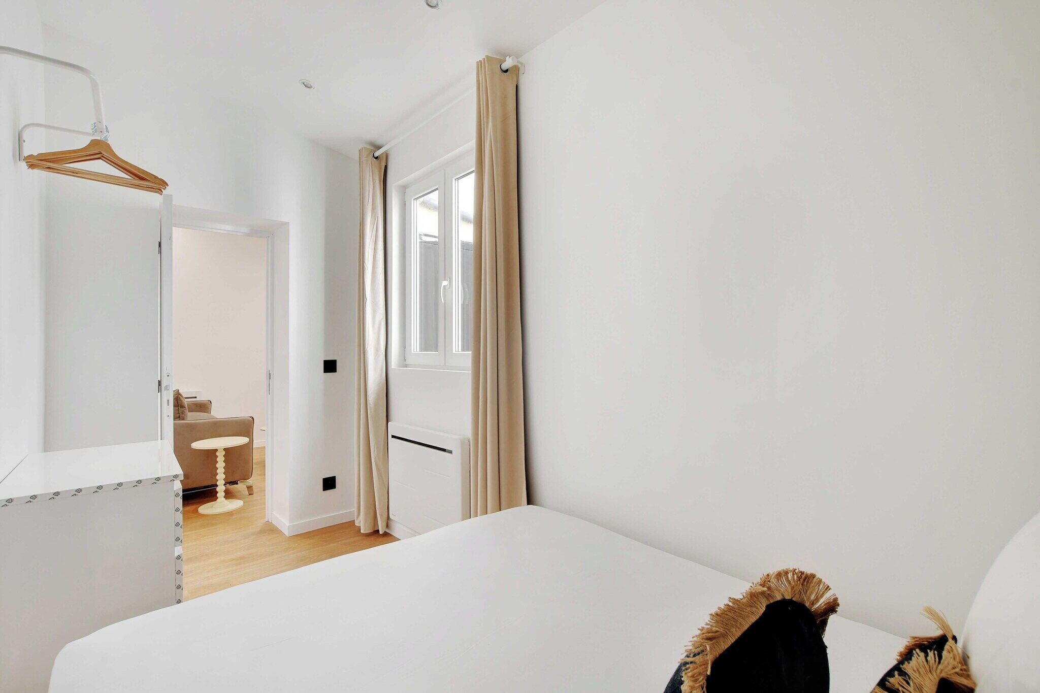 1 slaapkamer, een bureau, een strijkplank/strijkijzer, internet