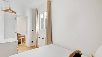 1 slaapkamer, een bureau, een strijkplank/strijkijzer, internet