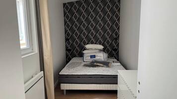 1 bedroom, desk, iron/ironing board, Internet