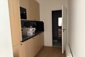 Réfrigérateur, micro-ondes, plaque de cuisson, cafetière/bouilloire