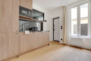 Wasserkocher mit Kaffee-/Teezubehör, Kühlschrank, Mikrowelle, Herdplatte