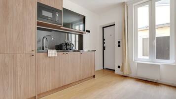 Kühlschrank, Mikrowelle, Herdplatte, Wasserkocher mit Kaffee-/Teezubehör