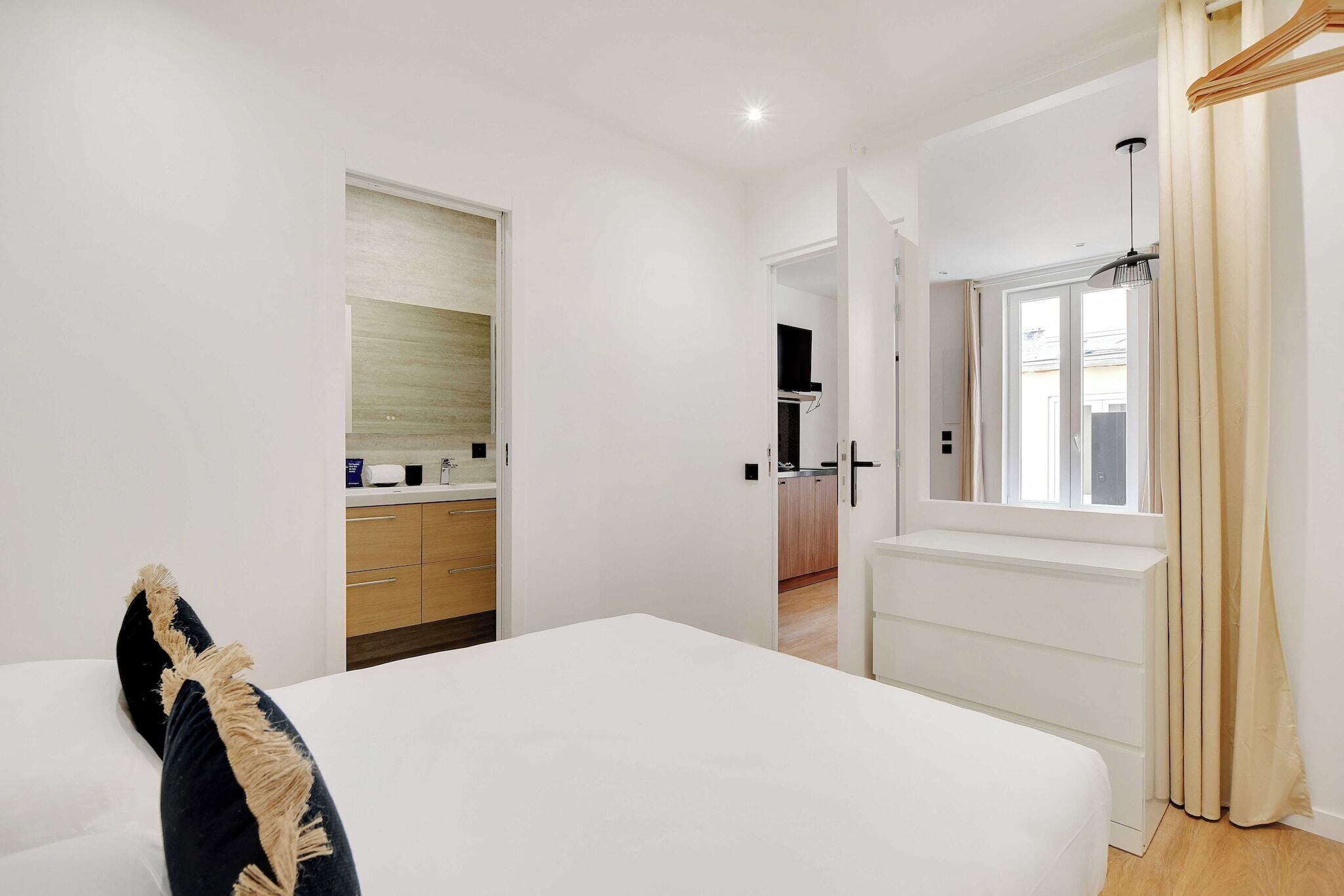 1 bedroom, desk, iron/ironing board, WiFi