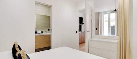 1 bedroom, desk, iron/ironing board, WiFi