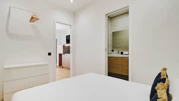 1 slaapkamer, een bureau, een strijkplank/strijkijzer, internet
