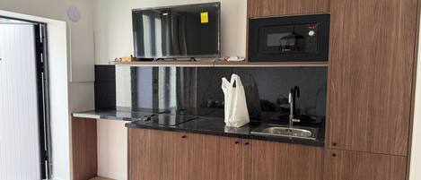 Frigorífico, microondas, placa de cocina y cafetera o tetera