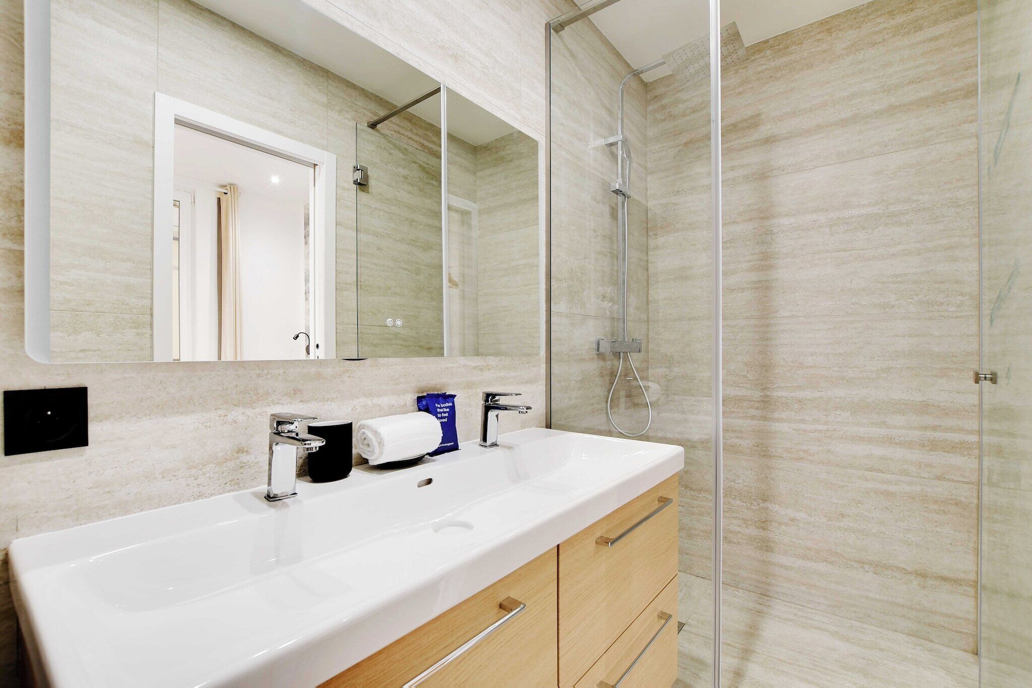 Een douche, een haardroger, handdoeken