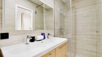 Een douche, een haardroger, handdoeken