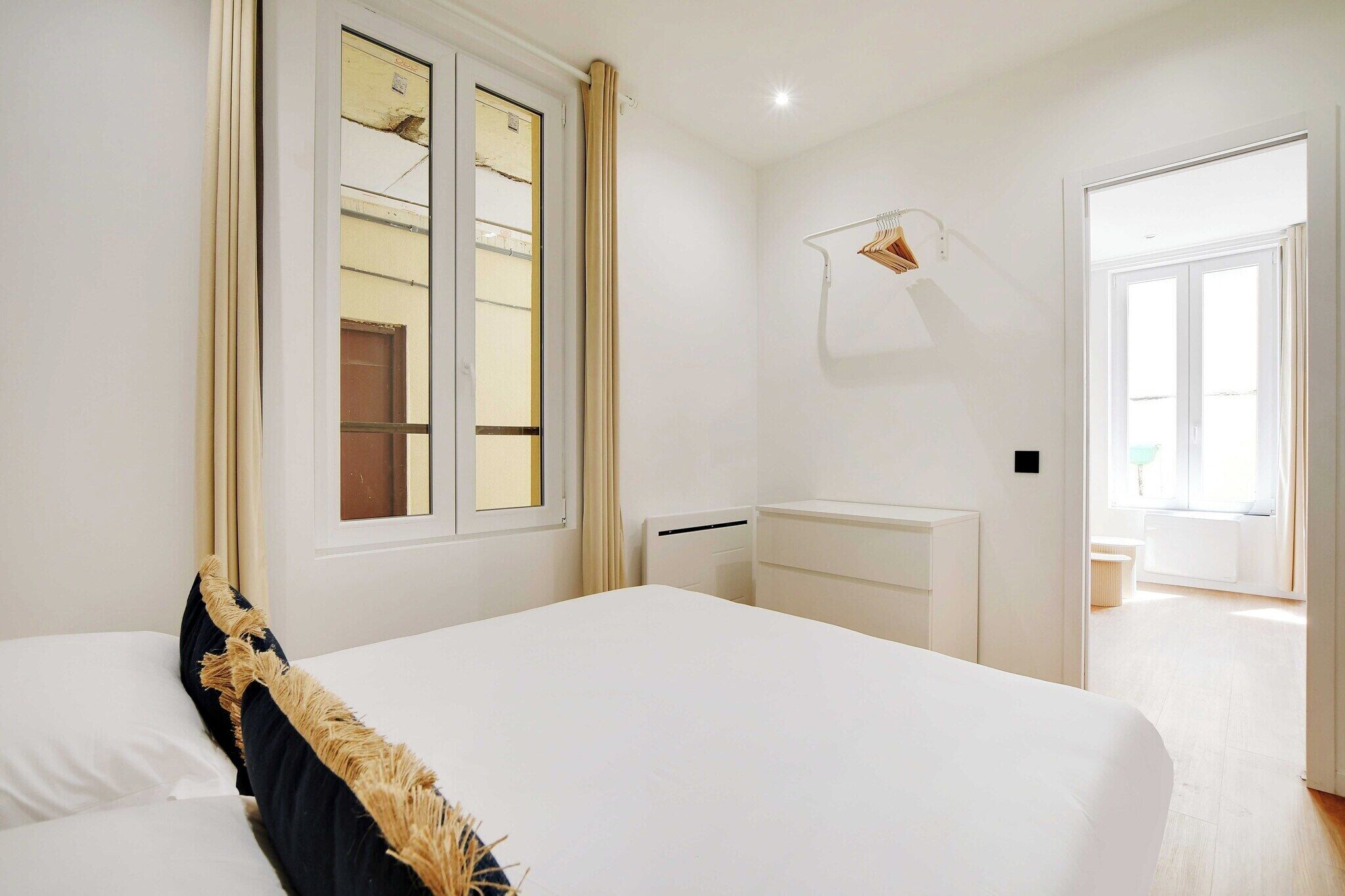 1 chambre, bureau, fer et planche à repasser, accès Internet