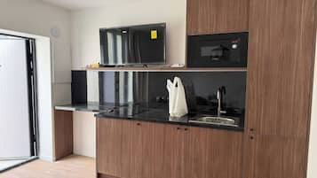 Réfrigérateur, micro-ondes, plaque de cuisson, grille-pain