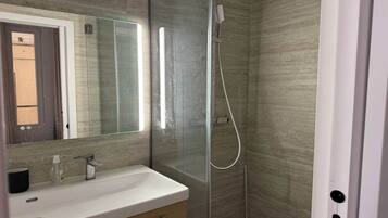 Douche, sĂšche-cheveux, serviettes fournies