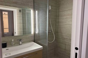 Douche, sèche-cheveux, serviettes fournies