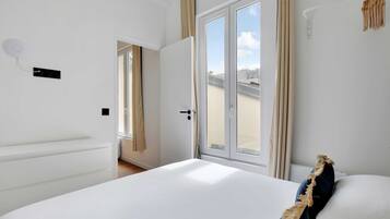 Tabla de planchar con plancha, internet y ropa de cama