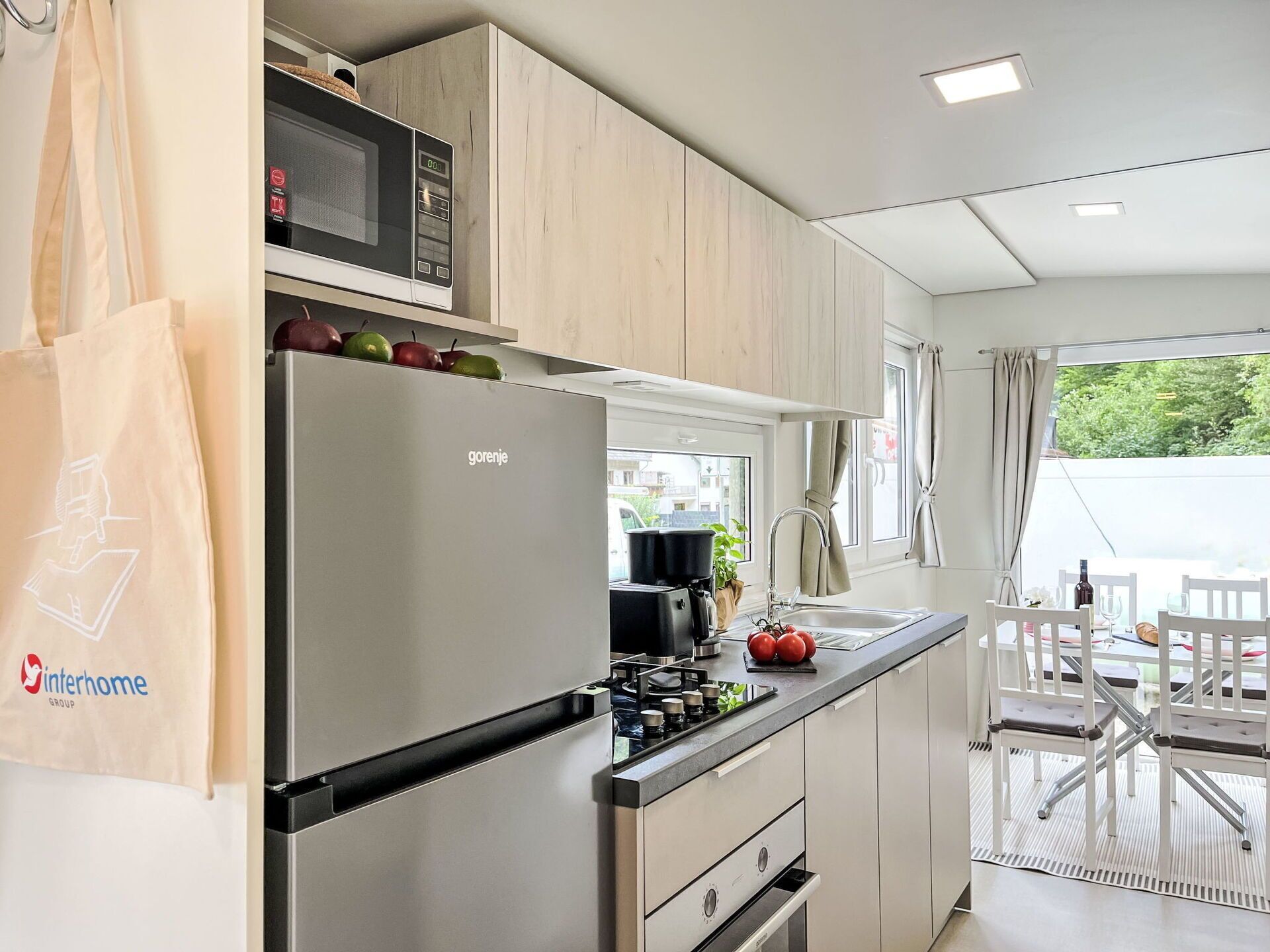 Major Appliance, Küchengerät, Küche, Interior Design, Flooring, Haushaltsgerät, Möbel, Fussboden, Countertop, Zimmer