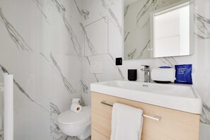 Suihku, hiustenkuivaaja, pyyhkeet