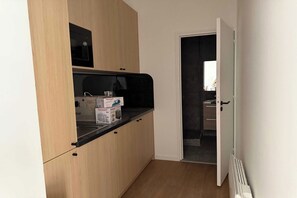 Køleskab, mikrobølgeovn, kogeplade, brødrister