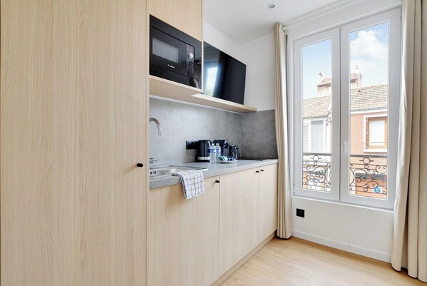 Jääkaappi, mikroaaltouuni, liesi, leivänpaahdin