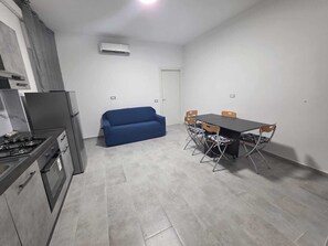 Apartment, 1 Bedroom, Smoking, Balcony | Bahagian dalam
