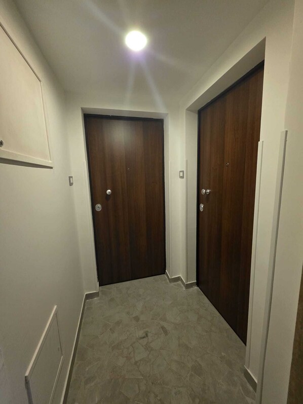 Apartment, 1 Bedroom, Smoking, Balcony | Pintu masuk hartanah