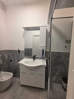 Apartment, 1 Bedroom, Smoking, Balcony | Bathroom