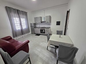 Apartemen, 1 kamar tidur, Boleh Merokok, balkon | Ruang keluarga