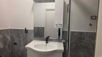 Apartment, 1 Schlafzimmer, Raucher, Balkon | Badezimmer