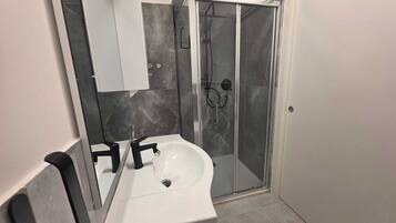 Apartment, 1 Bedroom, Smoking, Balcony | Bathroom