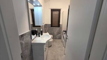 Apartment, 1 Bedroom, Smoking, Balcony | Bathroom