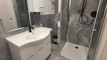 Apartment, 1 Bedroom, Smoking, Balcony | Bathroom