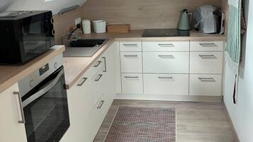 Een koelkast, een magnetron, een oven, een kookplaat