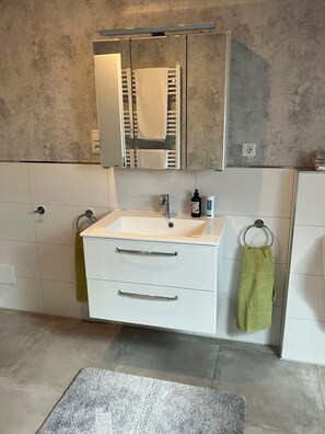 Douche, sèche-cheveux, serviettes fournies, papier toilette