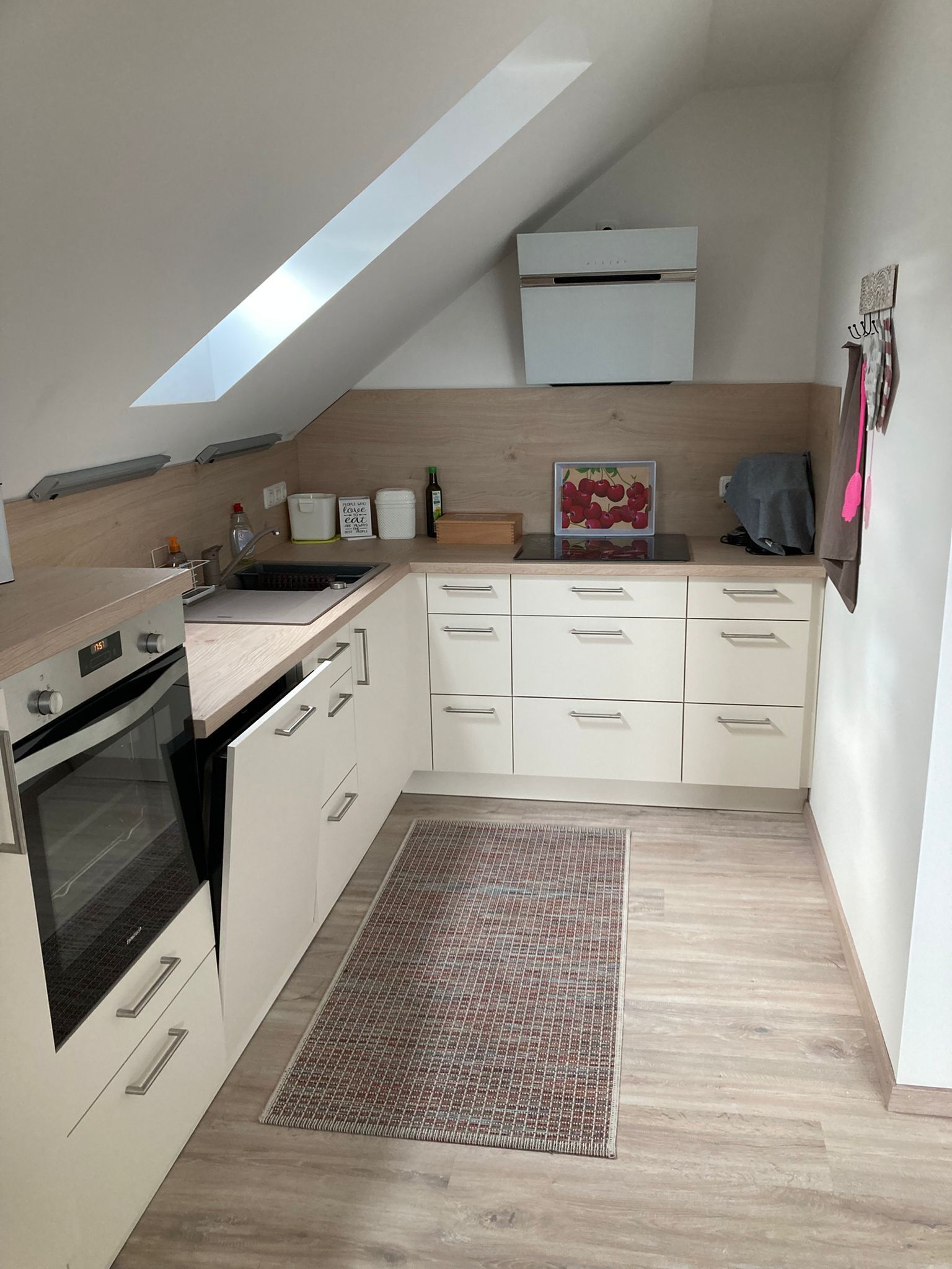 Réfrigérateur, plaque de cuisson, lave-vaisselle, cafetière/bouilloire