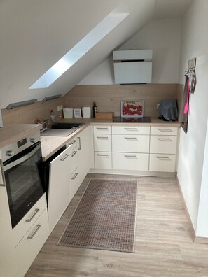 Réfrigérateur, plaque de cuisson, lave-vaisselle, cafetière/bouilloire