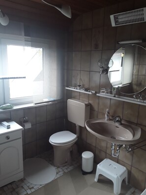 Haartrockner, Handtücher, Seife, Toilettenpapier