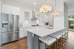 Een koelkast, een microgolfoven, een oven, een kookplaat