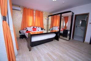 Room | In-room safe, blackout drapes, soundproofing, iron/ironing board - Saint David Hôtel Résidence (Douala)