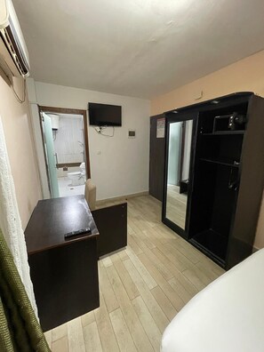 Rom | Safe på rommet, blendingsgardiner, lydisolert og strykejern/-brett