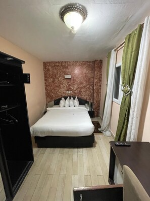 Room | In-room safe, blackout drapes, soundproofing, iron/ironing board - Saint David Hôtel Résidence (Douala)