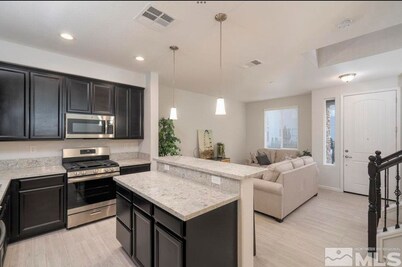 Local 3BD/2.5BA - WiFi & Parking